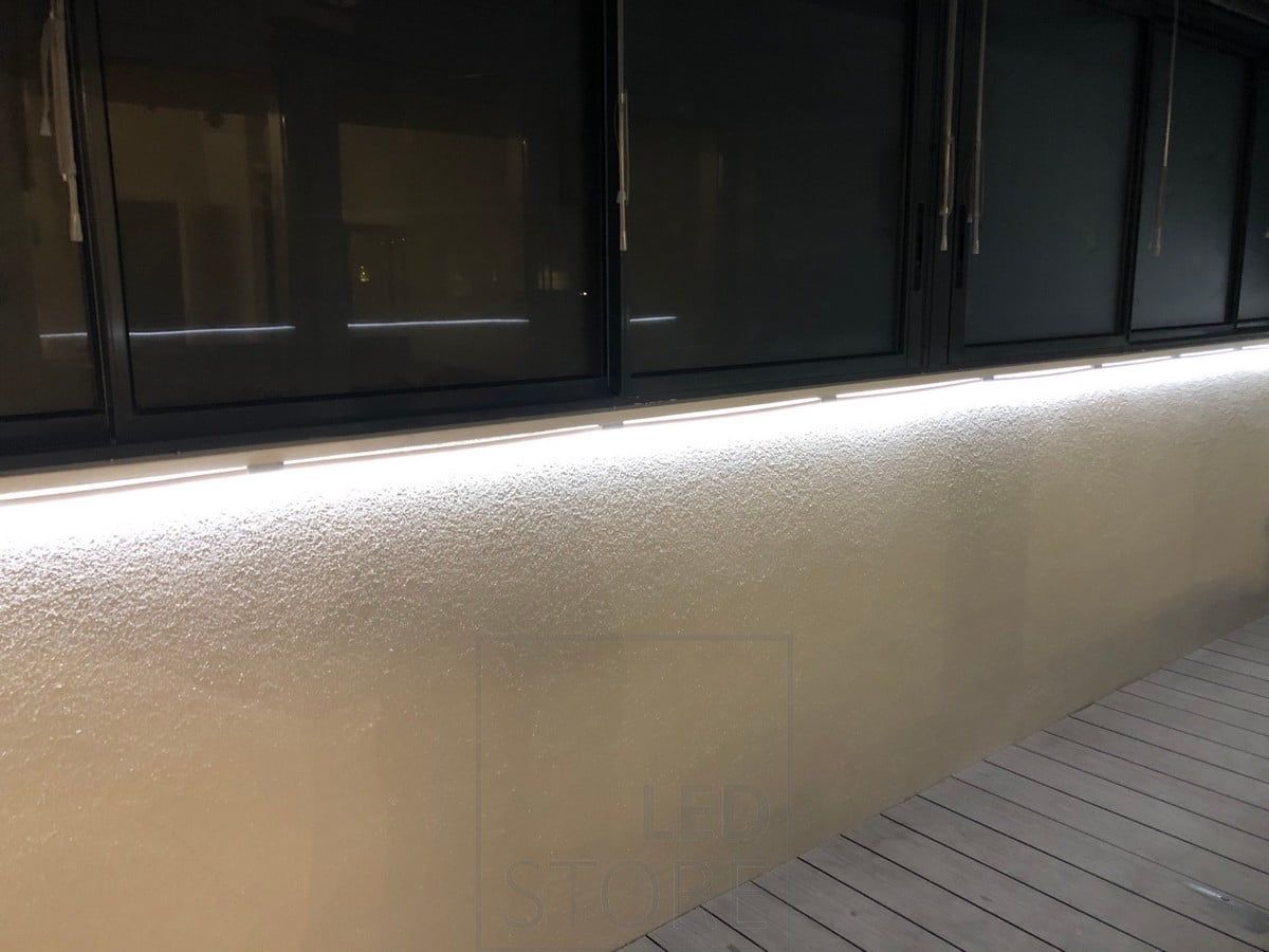 Ledband fäst på en ledstång. NEON-ledbandet är inbyggt i den böjbara profilen, så det är enkelt att installera var som helst. Ledstore.fi