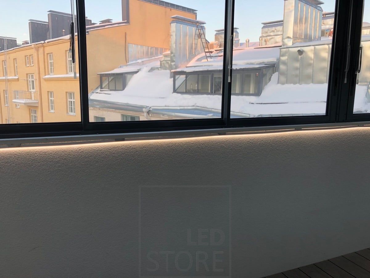 Led NEON-ljusramp monterad under fönster för att lysa upp med atmosfäriskt ljus. Ledstore.fi