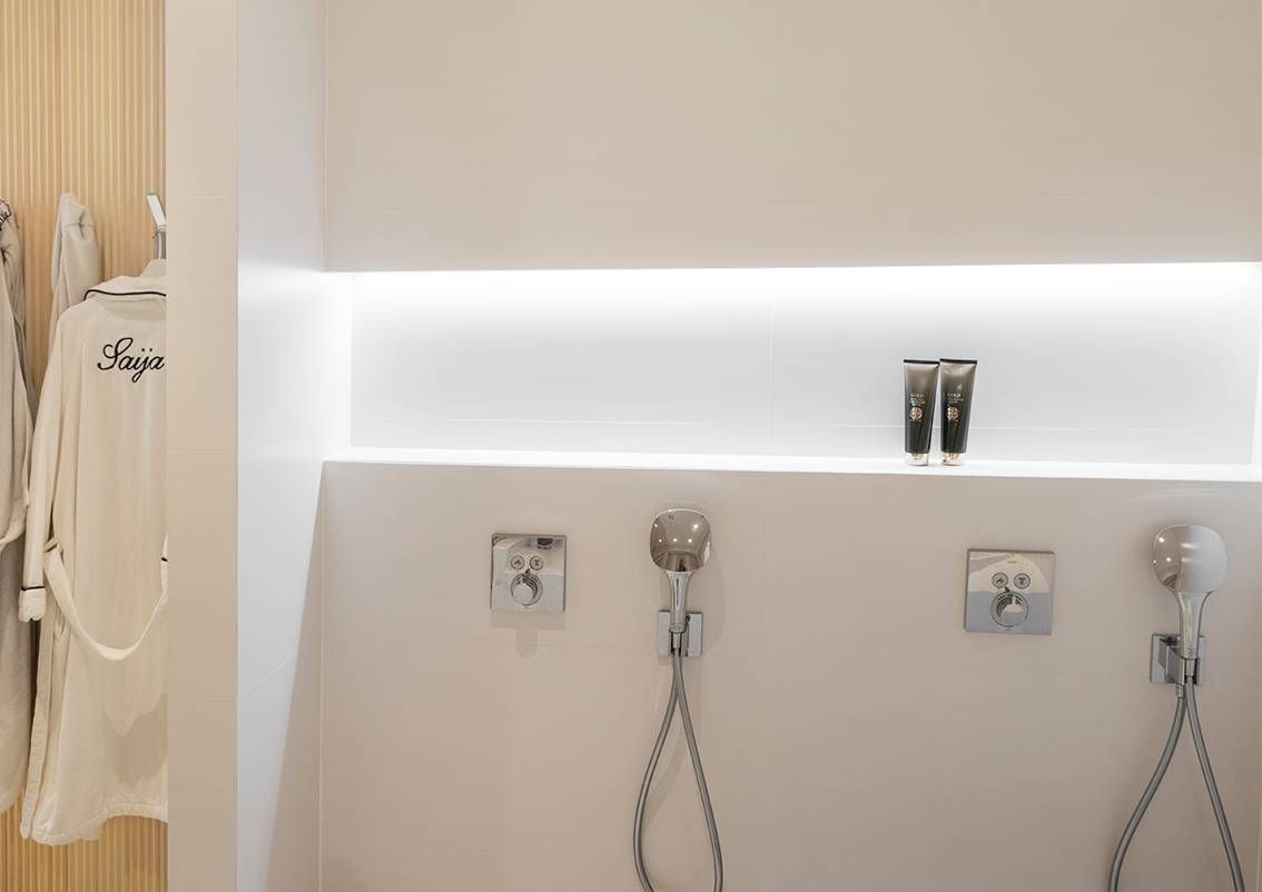 LED STORE-logotyp med vit text på en fyrkant i mitten på en ljusgrön bakgrund som representerar LED-belysningsrörelsen.