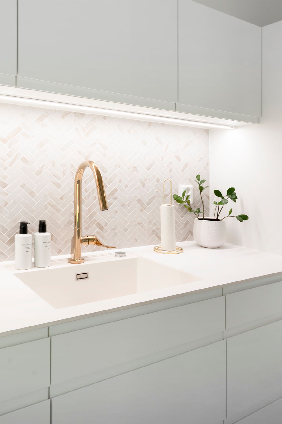 LED STORE-logotyp på en ljusgrön bakgrund med en vit kvadrat med fet text för att lyfta fram energieffektiva belysningslösningar.