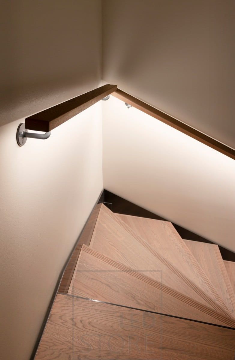 LED-remsa på ledstången som belyser trappstegen. Ledlister skapar indirekt mjukt ljus. Ledstore.fi