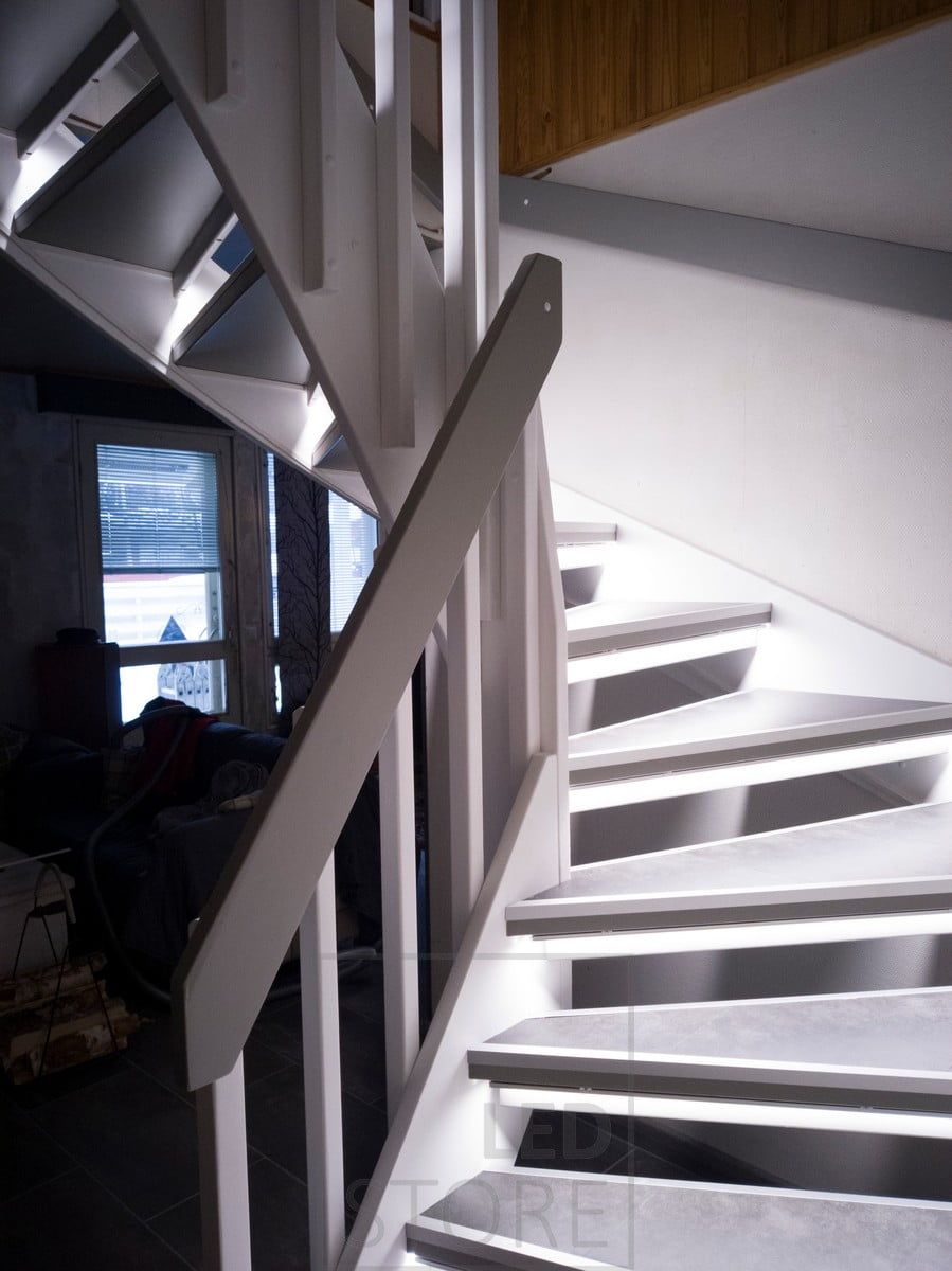 Led-skenor på trappstegen som belyser trappan med indirekt ljus. Belysningen är mjuk och stämningsfull. Ledstore.fi