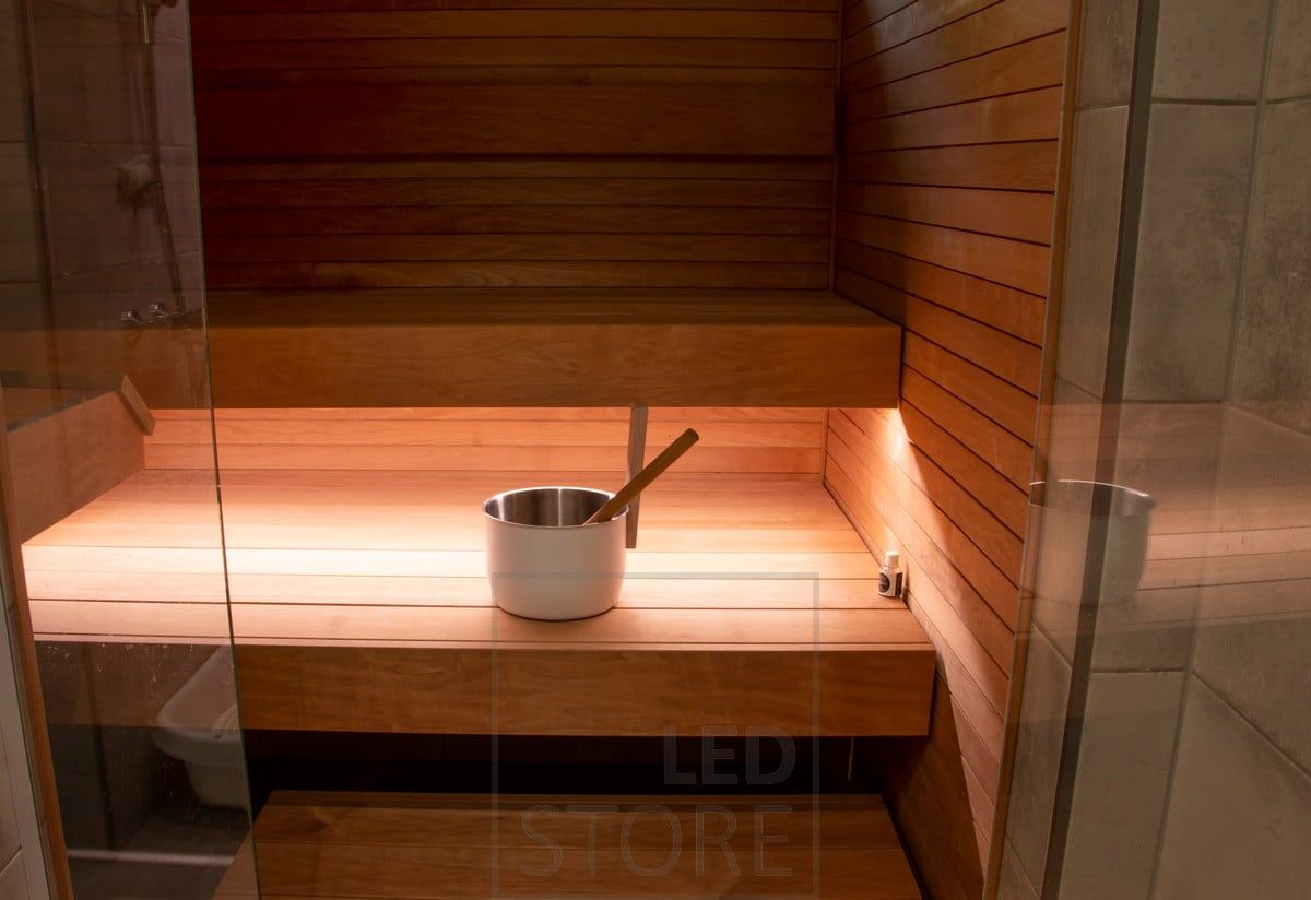 I bastun skapar en LED-list under bänken en stämningsfull indirekt belysning i bastun. Ledstore.fi