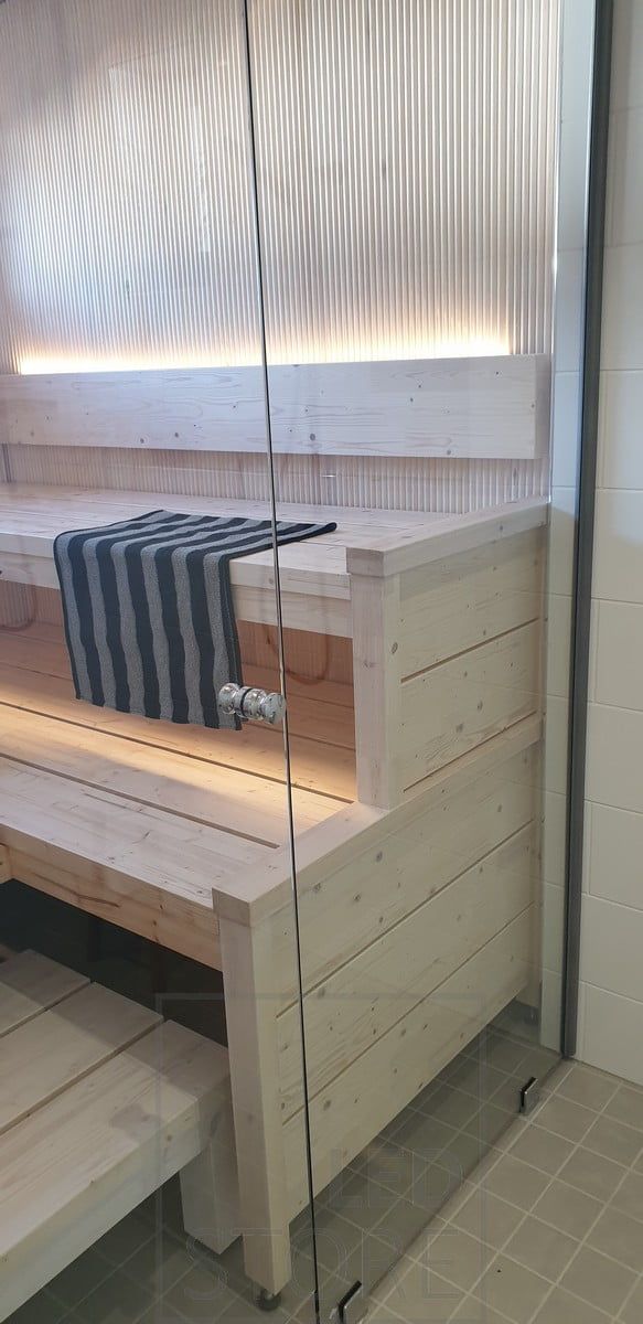 Ledlist för stämningsfull bastubelysning. Indirekt ljus från ryggstödet uppåt och från taket nedåt. Ledstore.fi