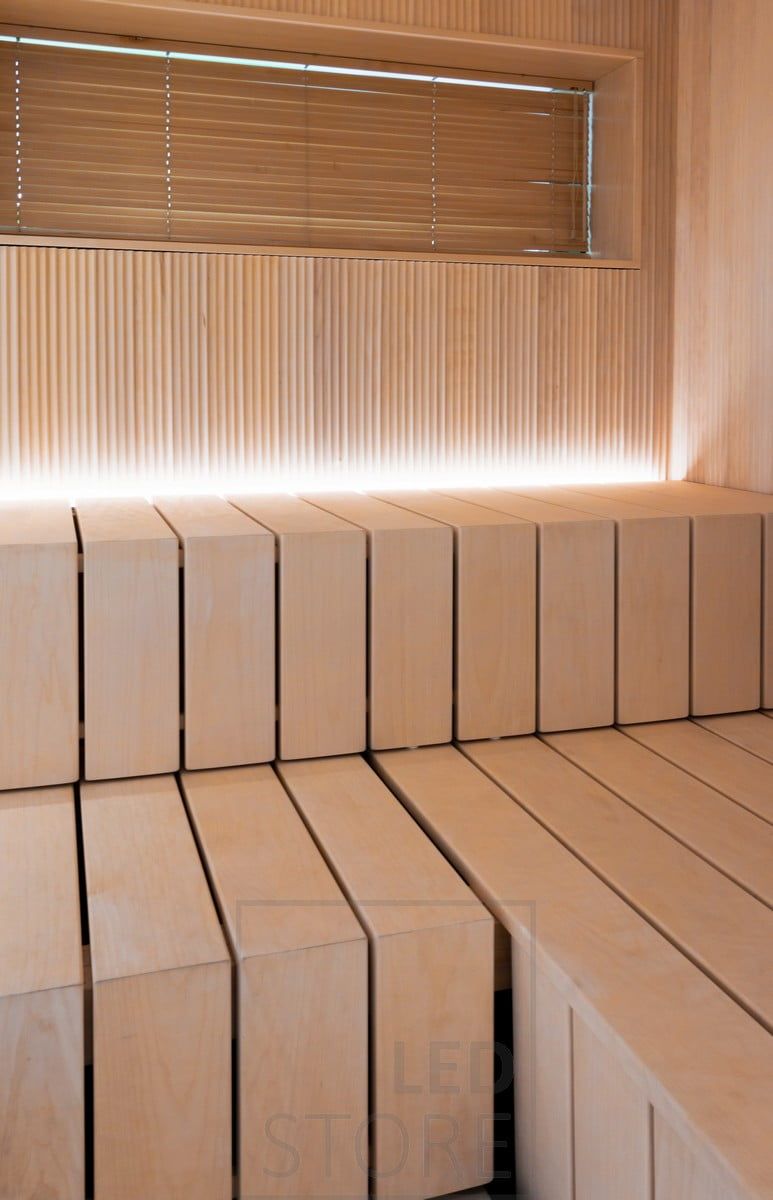I bastun, en LED-lampa i spåret bakom bänken, riktad uppåt. Ledstore.fi