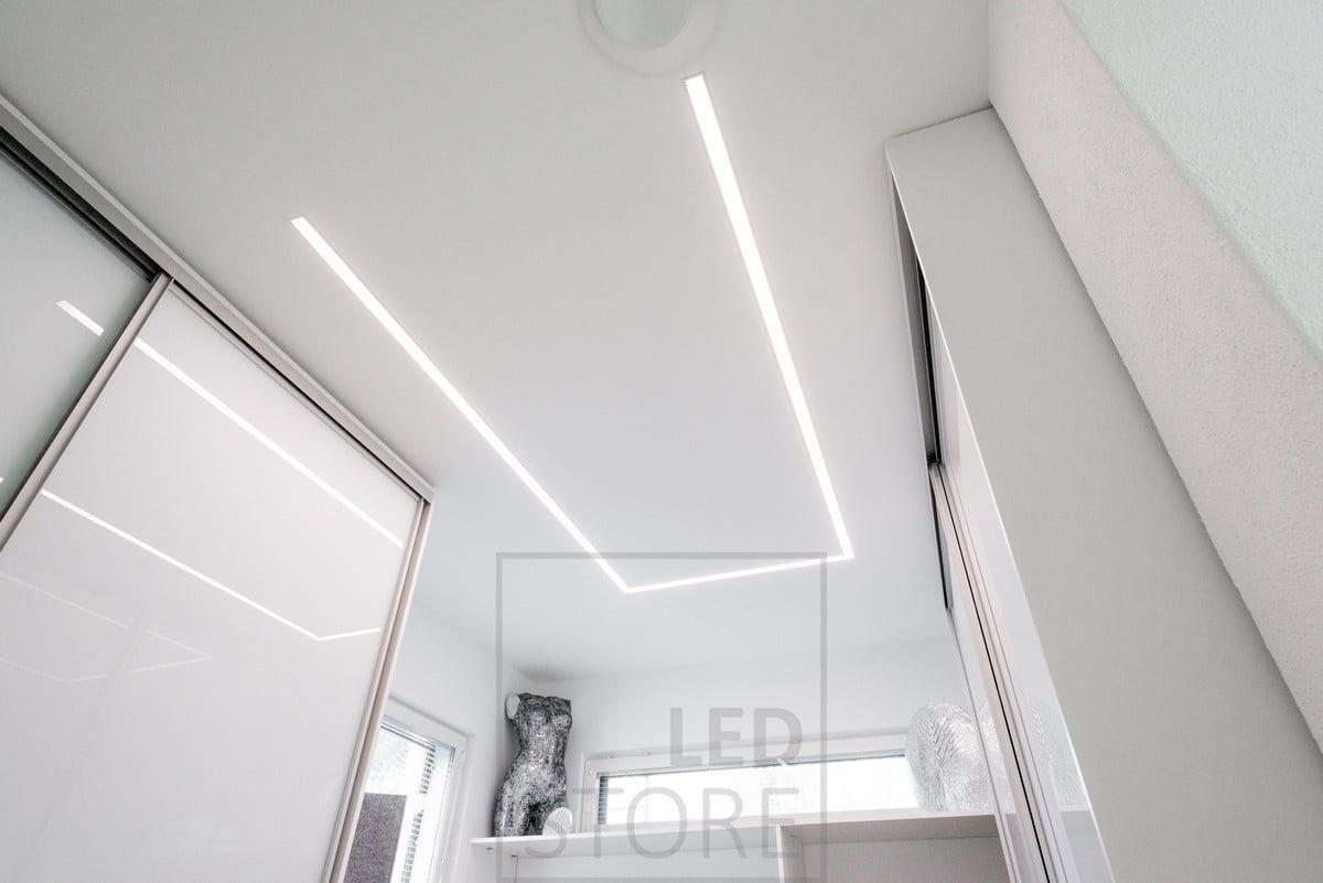 I garderoben en bred infälld profil med två LED-ljuslister. Ljuset är effektivt och fokuserat där det behövs. Ledstore.fi
