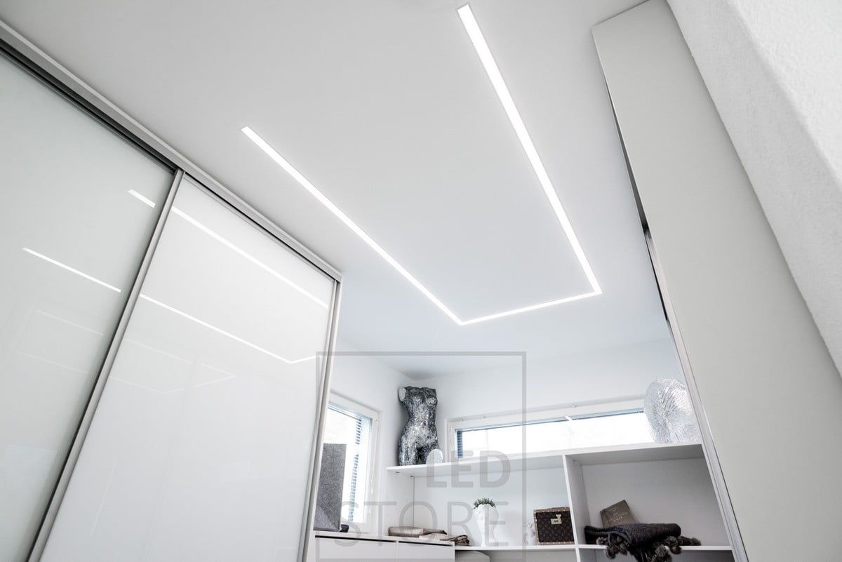 Led-lampor i en bred infälld profil som belyser en garderob. Profilen roterar runt i rummet så att ljuset riktas dit det behövs. Ledstore.fi