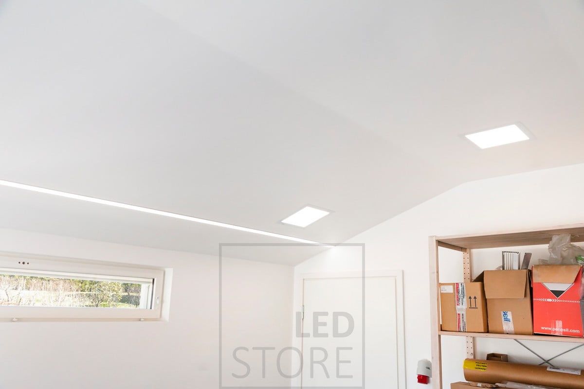 Panel 300-armaturer kombinerade med en bred infälld profil med två LED-remsor. Belysningen är effektiv och tillräcklig för hobbybelysning. Ledstore.fi
