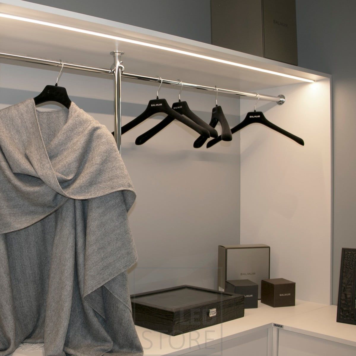 Led-ljusramp i en smal infälld profil som belyser en garderob. Ledstore.fi