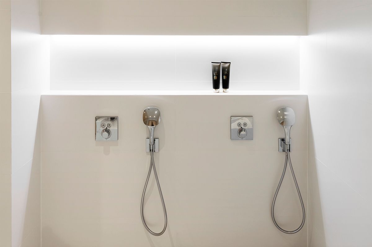 LED Store-logotyp på en grön bakgrund med en vit fyrkant i mitten med texten "LED STORE" i fetstil, vilket förstärker varumärket för energieffektiv belysning.