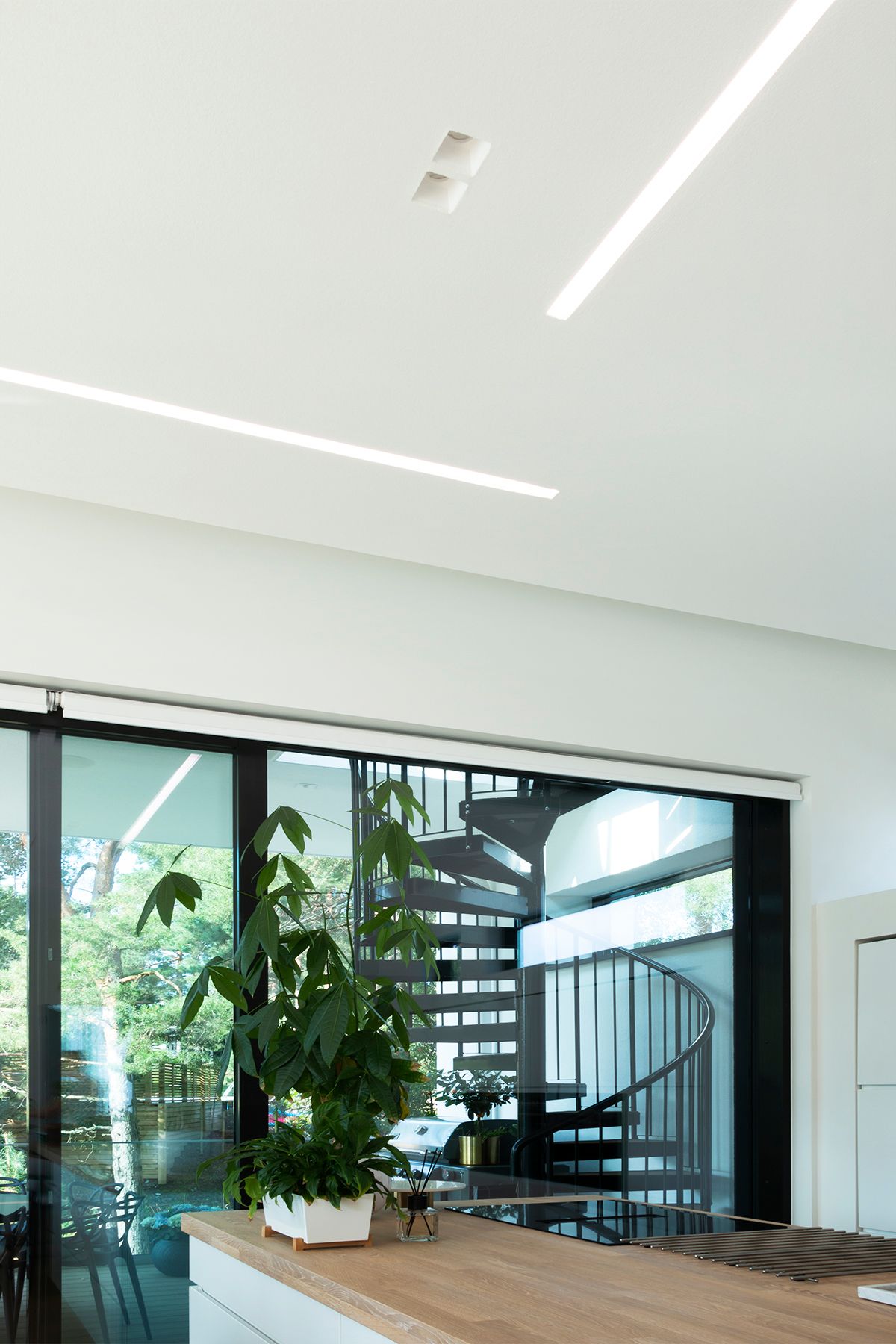 LED-butikslogotyp med texten "LED STORE" i vita versaler på grön och vit bakgrund som symboliserar miljövänliga LED-belysningslösningar.