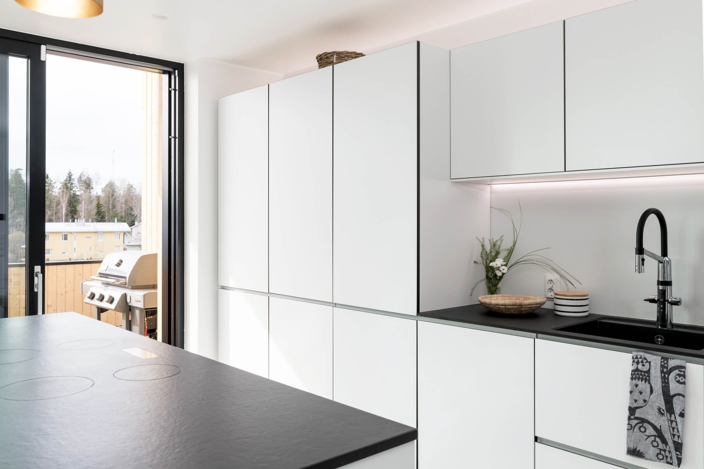 Grön bakgrund och vit fyrkant med "LED STORE" i feta, vita versaler, som marknadsför energieffektiv belysning.