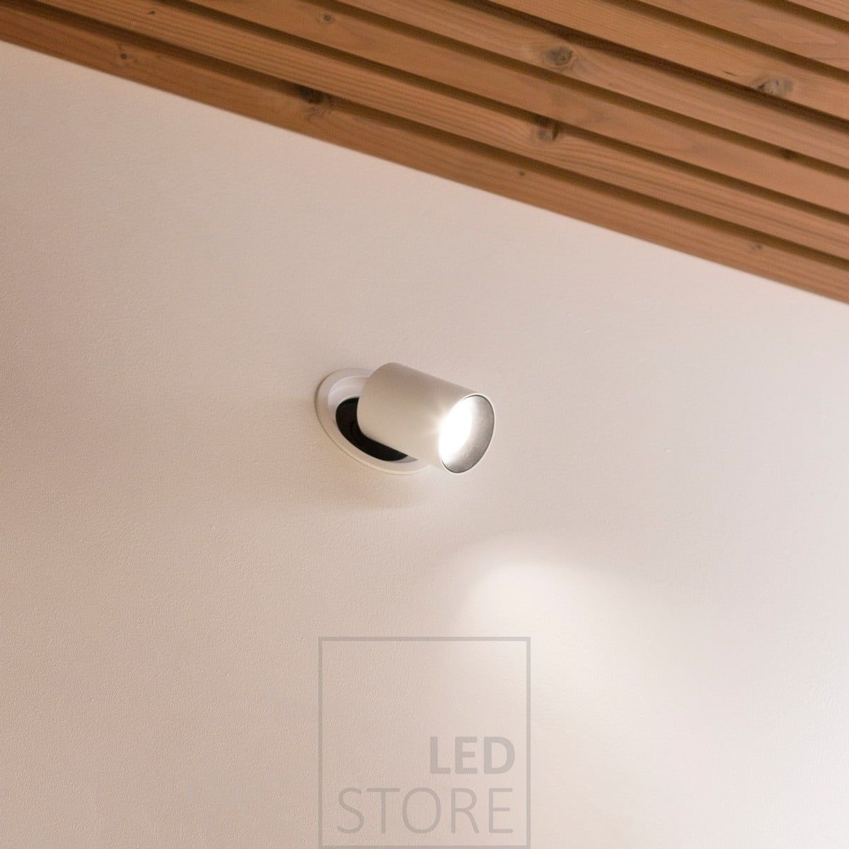 KOLO led spotlight monterad på väggen. Armaturen kan förvaras inuti eller dras ut och orienteras upp till 90 grader. Ledstore.fi