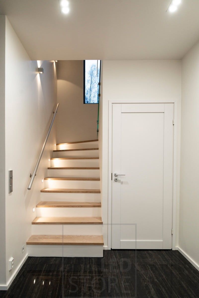 TUPLAKANTTI led-spotlights i utrymmet som allmänbelysning, IN-WALL led-vägglampor infällda i trappan och CUBIC led-vägglampa. Ledstore.fi