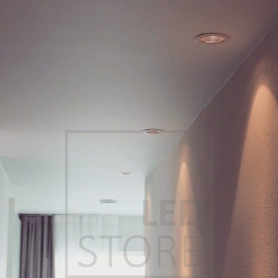 Ljusbilden från LED-strålkastarna som placerats nära väggen framhävs på ett vackert sätt. Ledstore.fi
