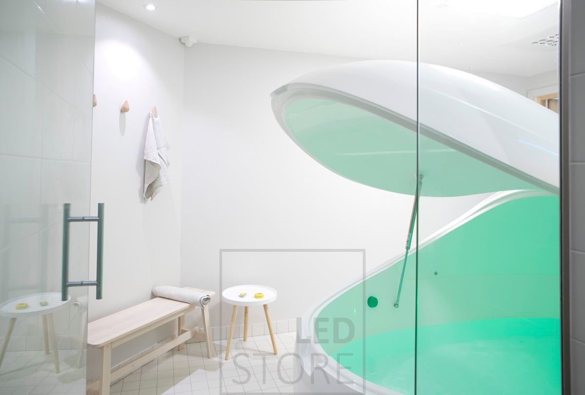 Float Kallio - led spotlight som belyser en vägg nära en nagelbutik. Ledstore.fi