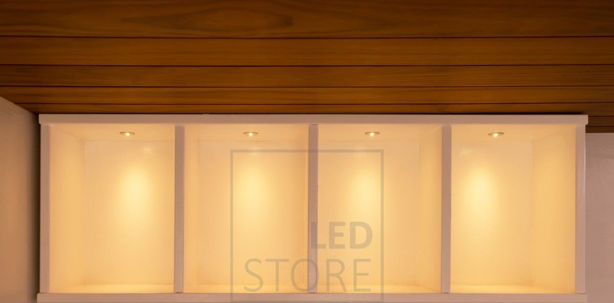 Led-bastustråle med smal kil. Spoten har en smal kil från vilken ljuset kommer in på väggen, vilket skapar ett smalt ljusmönster när installationen är tillräckligt nära väggen. Ledstore.fi
