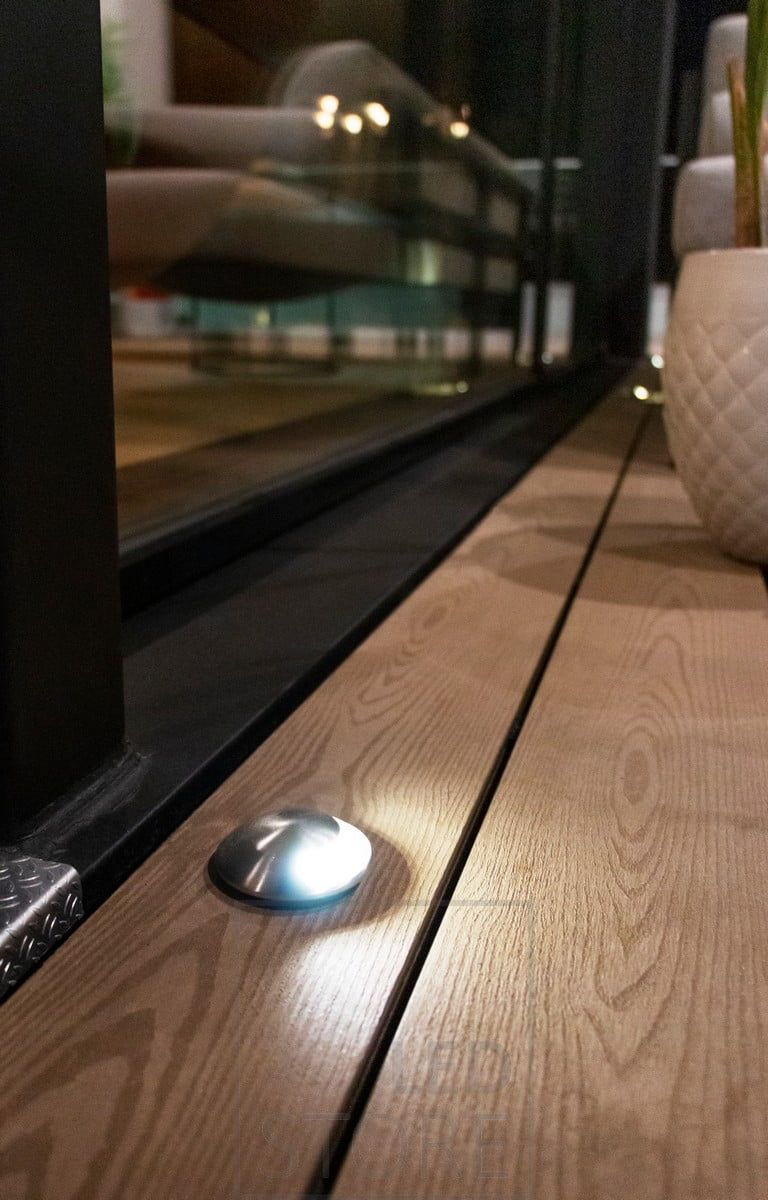 Den enkelriktade utomhusspotlighten är en stämningsfull armatur som ger ett mjukt, indirekt ljus. Ledstore.fi