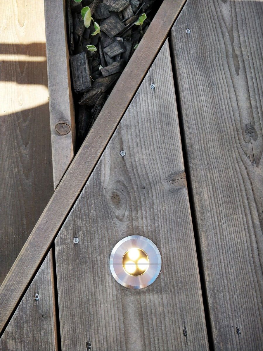 Led uteplats spot UP - lyser direkt uppåt. Spotlighten kan användas utomhus på terrassen, på marken eller till och med på en brygga. Ledstore.fi
