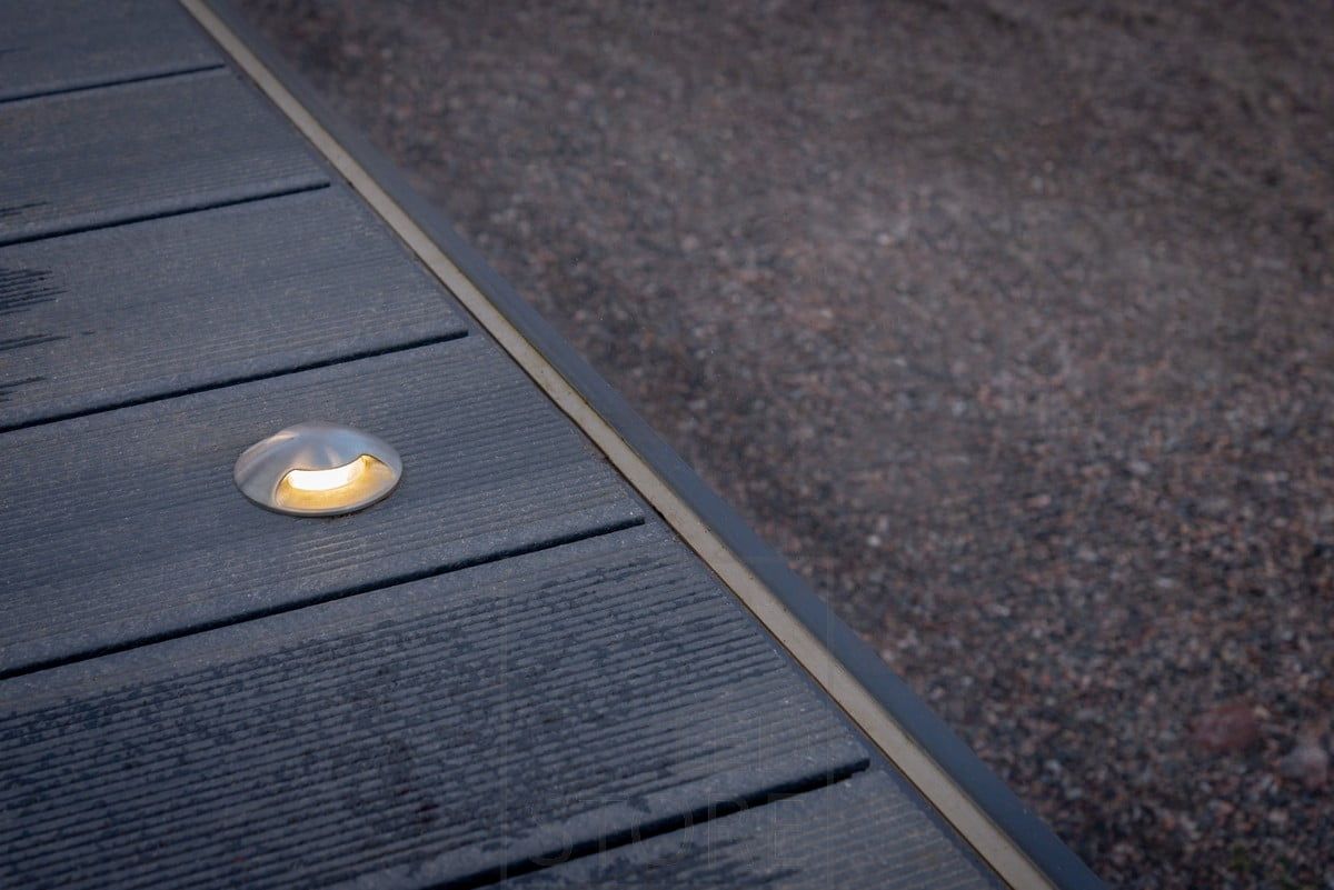 En dubbelriktad uteplatsstrålkastare för att lysa upp terrassen och öka säkerheten. Ledstore.fi