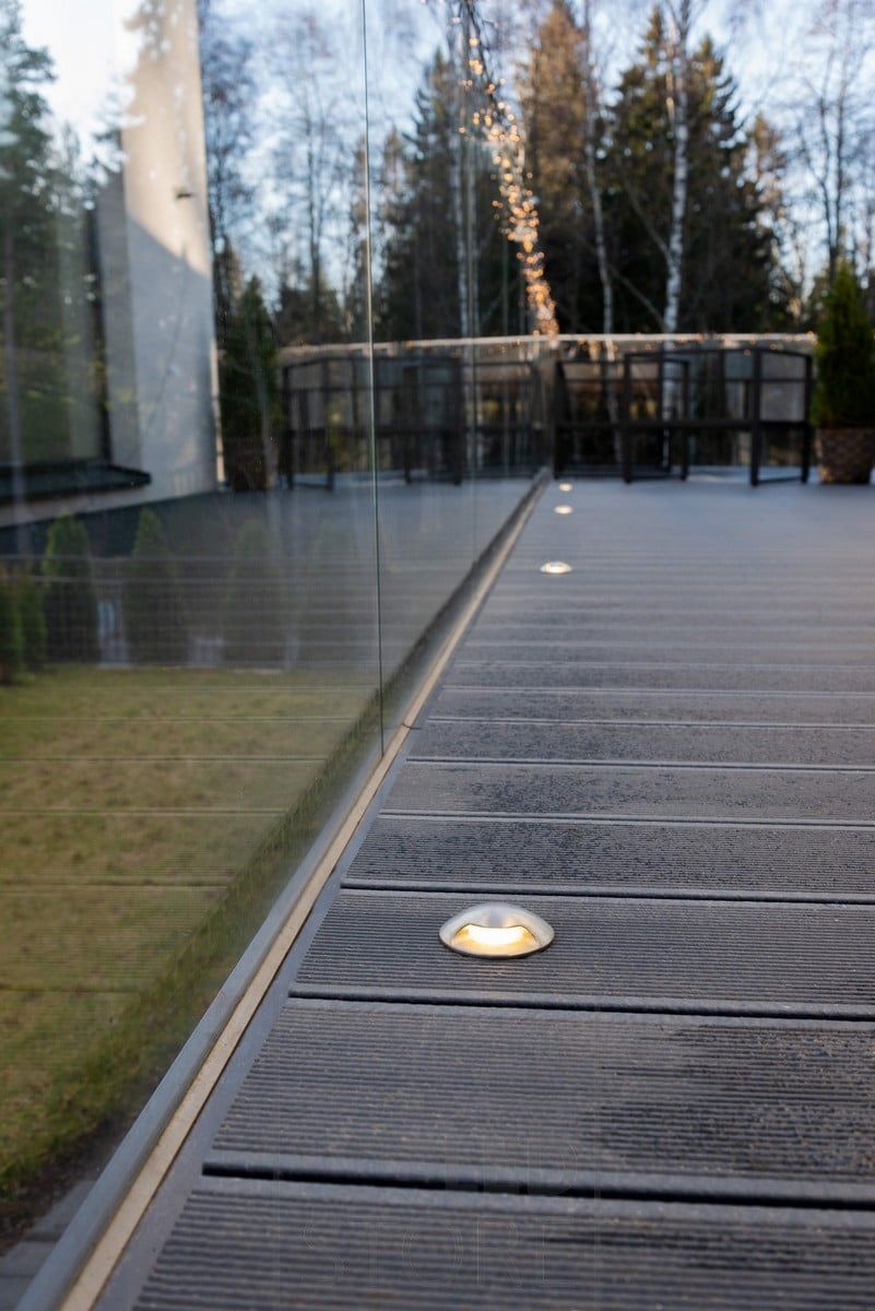 Dubbelriktat belysta terrassspots bredvid fönstren. Lamporna ger mjukt, indirekt ljus till terrassen. Ledstore.fi