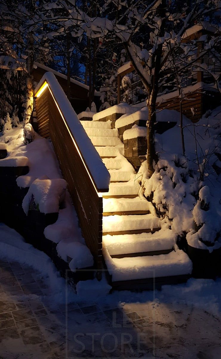 Utvändig trappbelysning implementerad med LED-list på balustraden. Ljuset är atmosfäriskt indirekt ljus, LED-listen som används är en varm 3000K 7,2W/m-list. Ledstore.fi