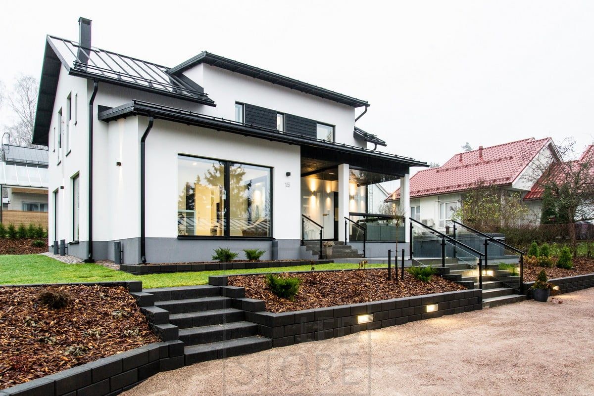 Utomhusbelysning på terrassen med dubbelriktade vägglampor, infällda lampor i väggen. Ledstore.fi