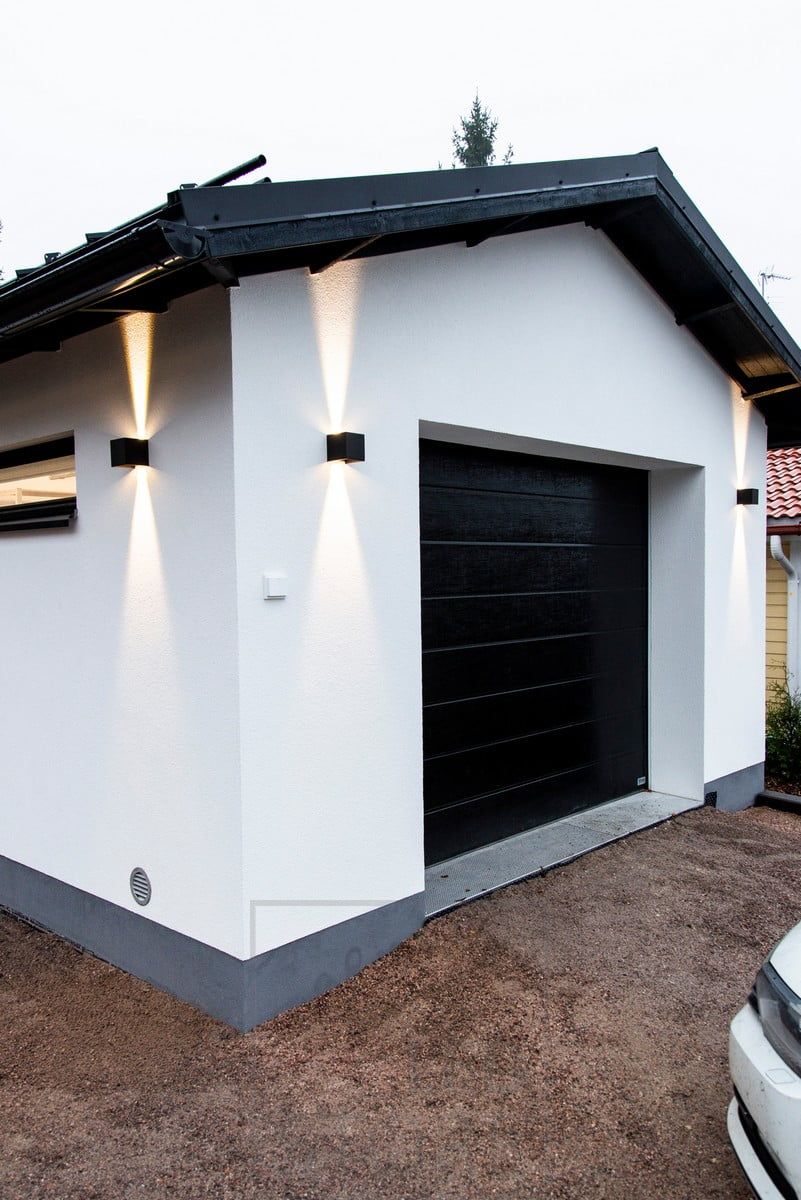 Svart dubbelriktad FUNK-vägglampa för garagets fasad. Den dimbara, svarta led-armaturen FUNK ger dig möjlighet att justera ljusets vinkel med hjälp av vingarna på armaturen. Denna enkla armatur passar utmärkt i höga utrymmen, korridorer, trappor, ytterväggar och terrasser. Armaturen är fuktsäker enligt IP65 och lämpar sig för både inomhus- och utomhusbruk. Finns även i vitt. Ledstore.fi