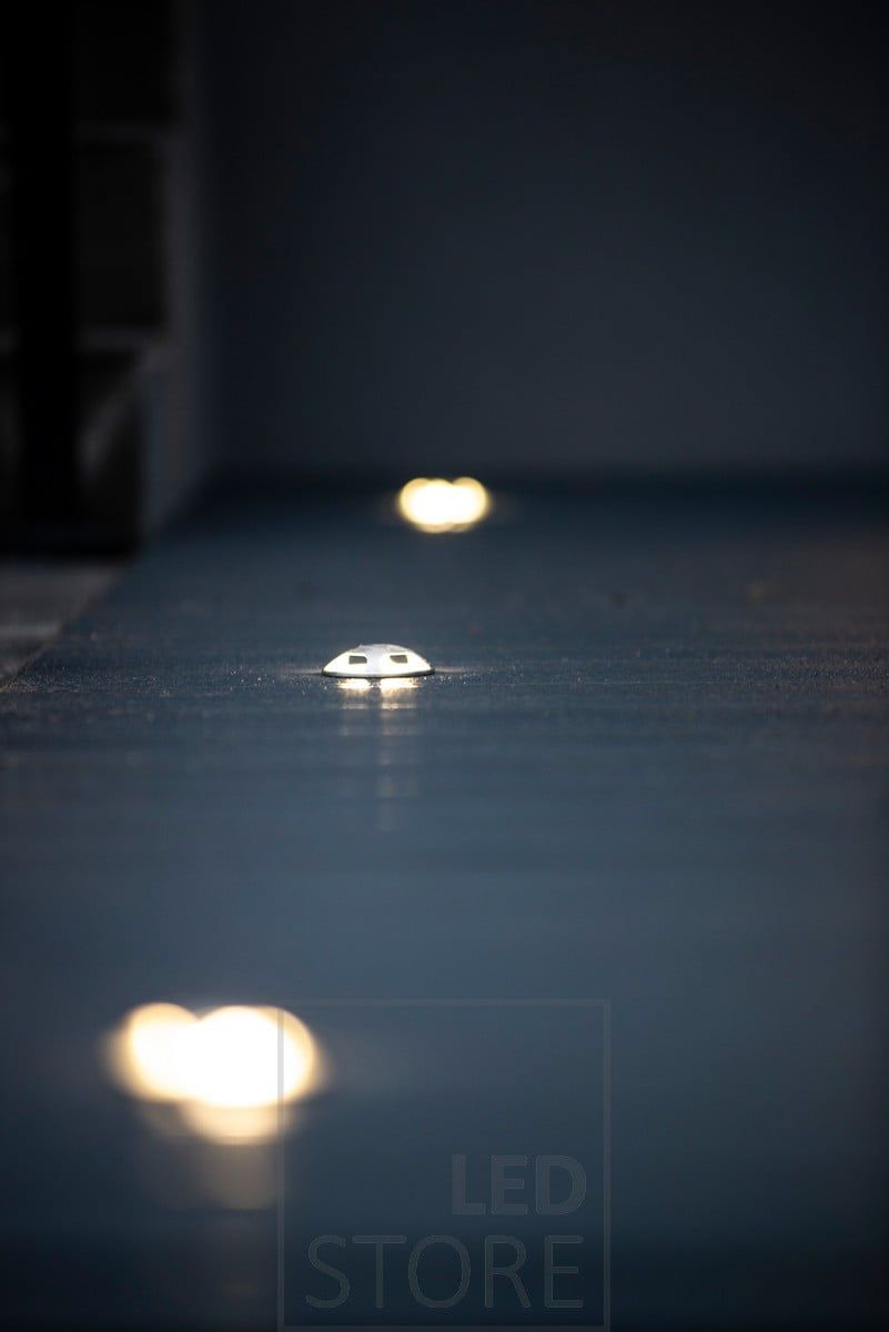 Terrassstrålkastare belyser terrassen genom golvet. Från öppningen i locket riktas ljuset horisontellt i fyra riktningar. Armaturen har en varm färgtemperatur på 3000K. Finns även med 4000K neutral vit ljusfärg. Ledstore.fi