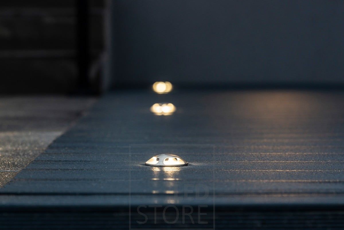 Terrassbelysning med en uteplatsspotlight i 4 riktningar som belyses från golvet. Armaturen finns även i uppåtgående, enkelriktad och dubbelriktad version. Ledstore.fi