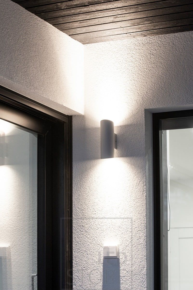 Vit, dubbelriktad vägglampa Viisto. Finns även i svart. Led vägg VIISTO är en modern, tålig och enkel utomhusarmatur. VIISTO bildar ett vackert mjukt ljusmönster på väggen. Ledstore.fi