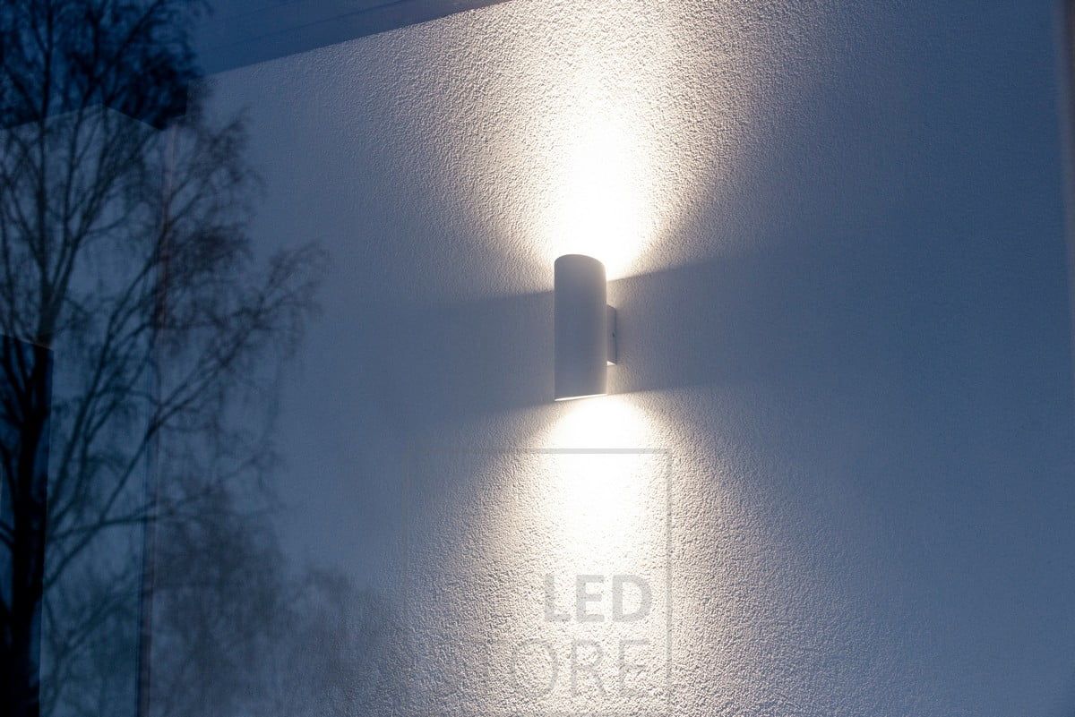 Vit, dubbelriktad vägglampa Viisto. Finns även i svart. Led vägg VIISTO är en modern, tålig och enkel utomhusarmatur. VIISTO bildar ett vackert ljusmönster på väggen. Ledstore.fi