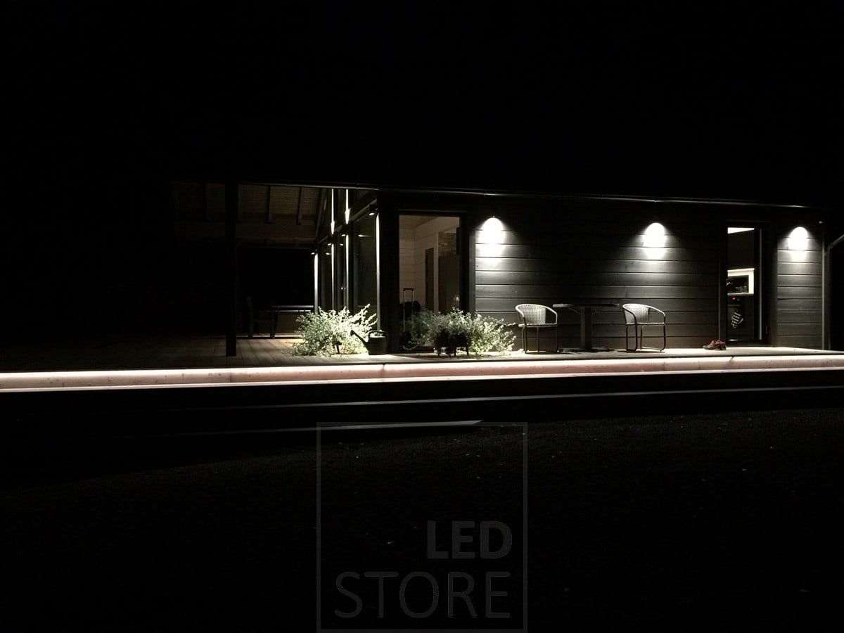 Trapphusets ytterbelysning belyses indirekt av en LED-list, den höga fasaden accentueras av dubbelriktade vägglampor. Den nedre sidan belyses i en riktning av versioner av samma armatur. Ledstore.fi
