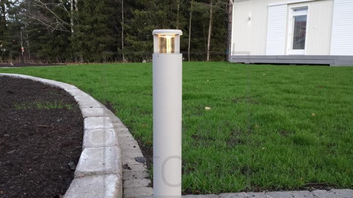 Pelarlampa för gårdsbelysning. LED PILARI utomhuslampa rund är en fyrliknande, vacker och enkel lampa för din trädgård. Armaturen är symmetrisk, så den kan användas i planteringar, på terrasser och på trädgårdsgångar. Ledstore.fi