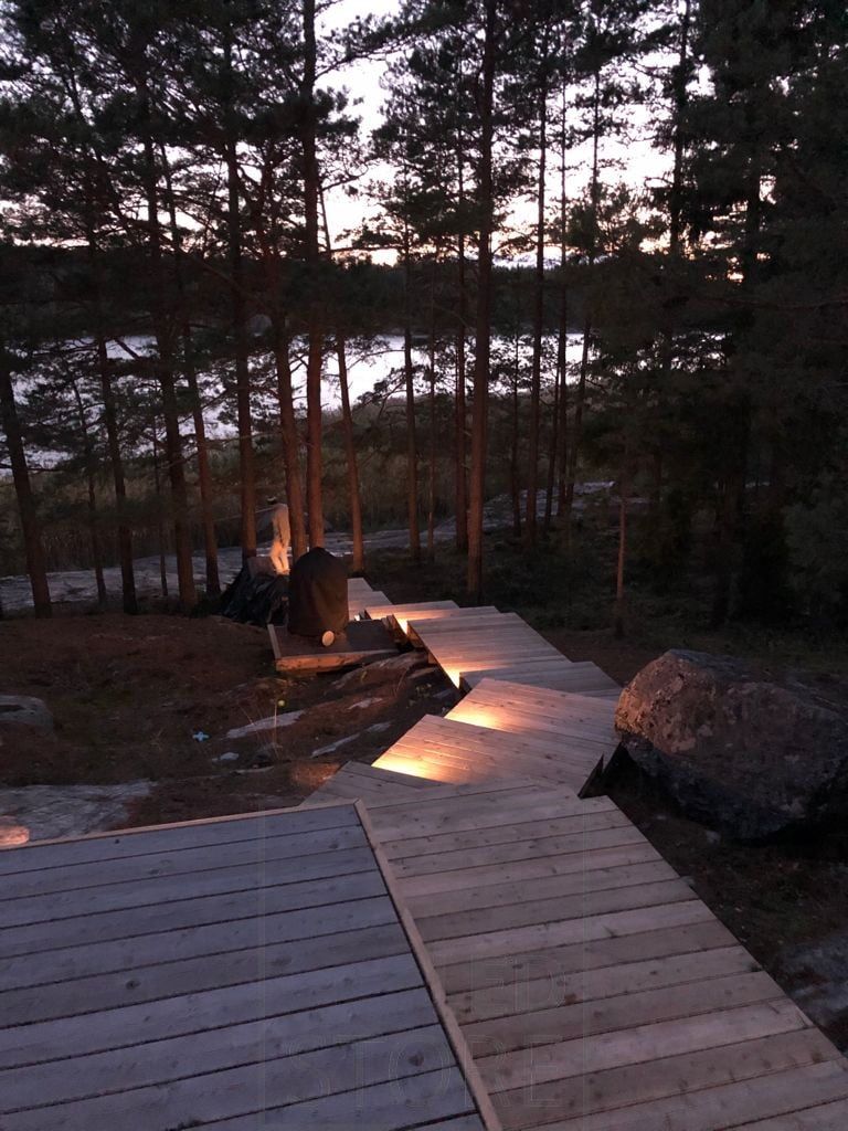 1W spotlights på trappstegen i den utvändiga trappan för att belysa trappan. Det indirekta ljuset är mjukt och stämningsfullt och framhäver trappan. Ledstore.fi