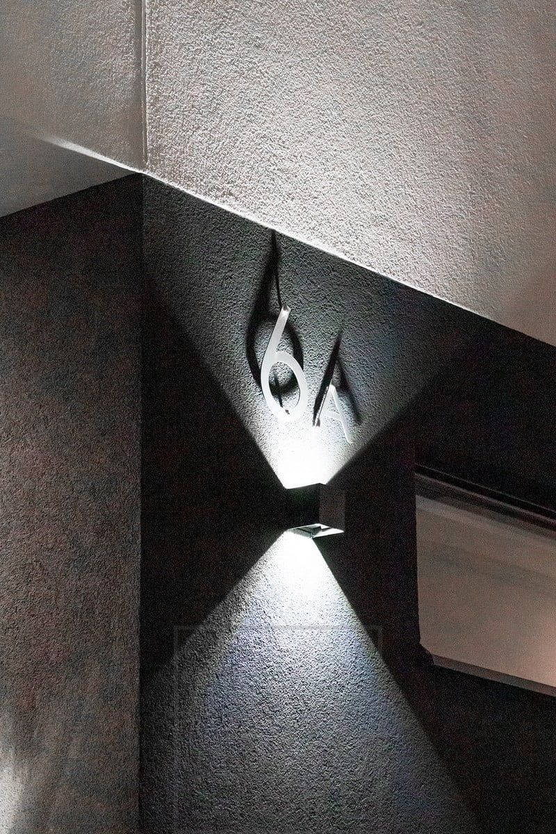 FUNK vägglampa som belyser husnumret och fasaden. Ljusets öppningsvinkel kan justeras för att passa dina behov med hjälp av fyra separata vingar. Ledstore.fi
