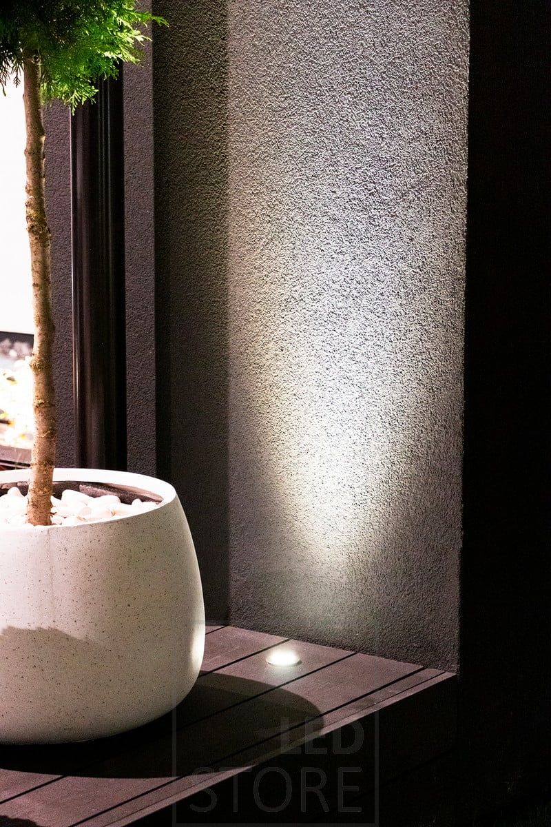 3W terrasspot, belyser nedifrån och upp och framhäver växten. Uppåtriktade terassspots bör placeras nära en reflekterande yta för att undvika bländning när man passerar förbi. Ledstore.fi