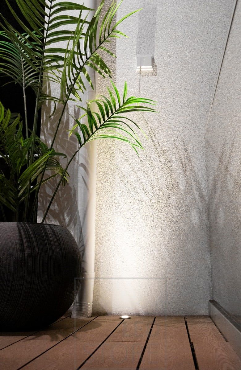 3W terrasspot, lyser uppåt genom väggen och framhäver växten. Uteplatsstrålkastare som är riktade uppåt bör placeras nära en reflekterande yta för att undvika bländning. Ledstore.fi