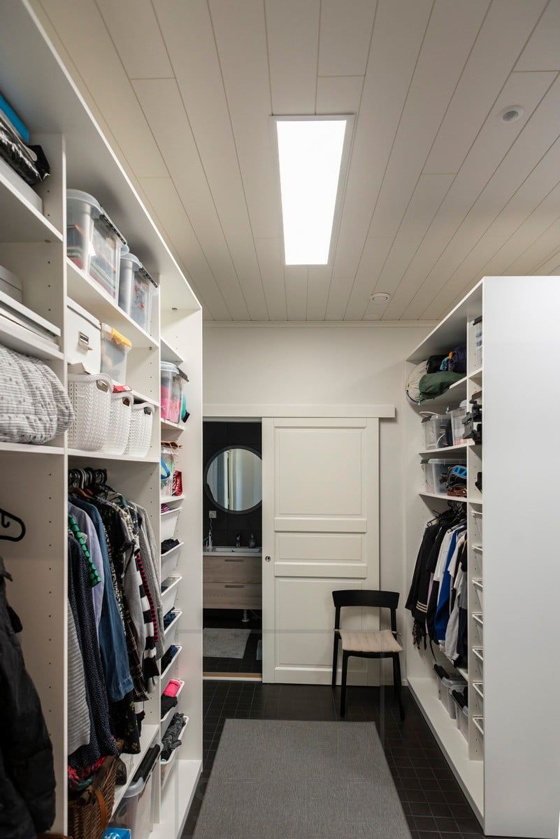 UPPOAVA Led Panel 300x1200 ljusarmatur som belyser garderoben effektivt och jämnt. Ledstore.fi