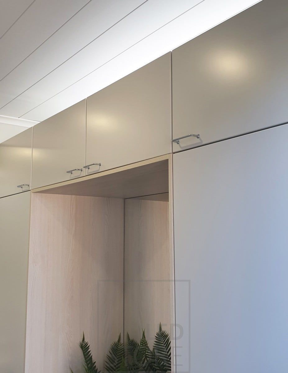 Ovanpå garderoberna skapar ett LED-ljusband i aluminiumprofil indirekt stämningsbelysning i hallen. Ledstore.fi