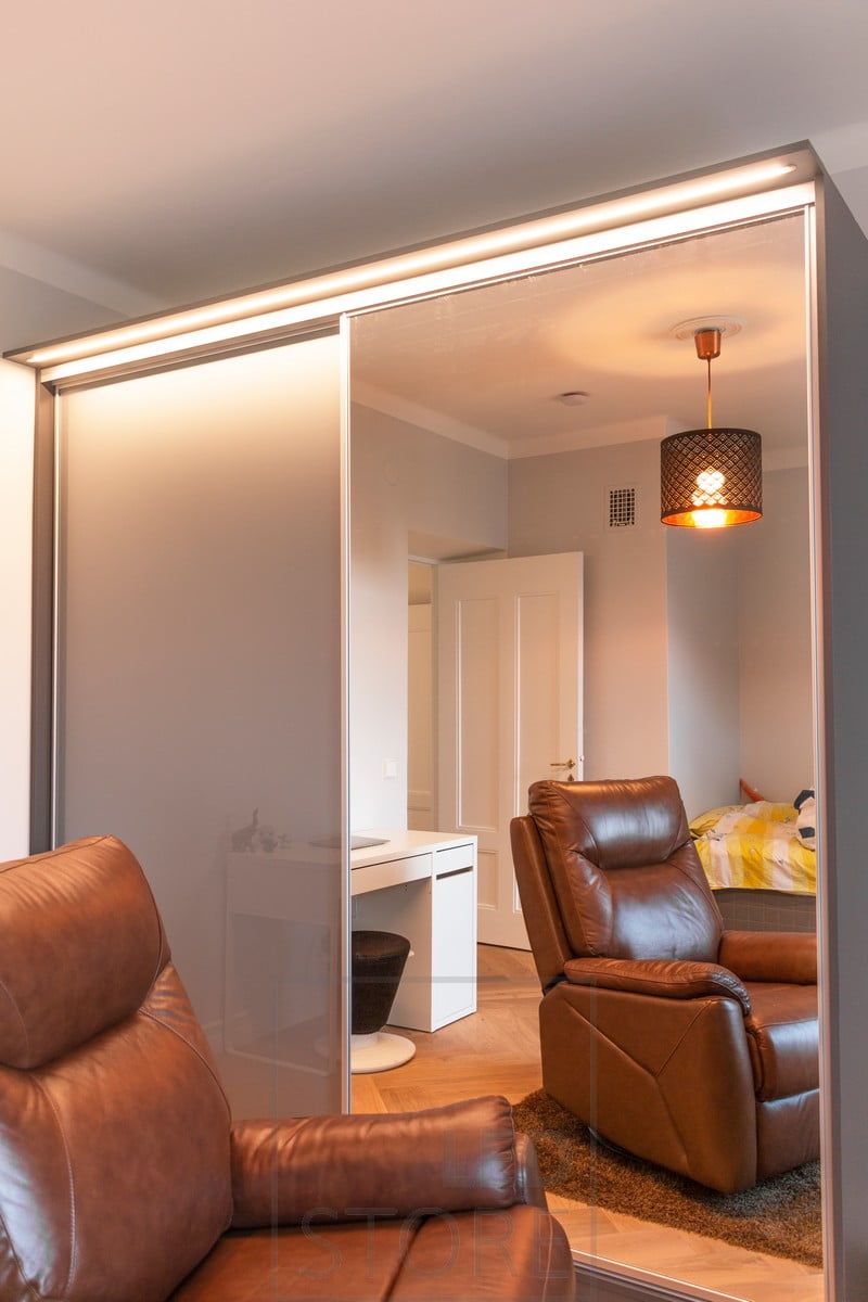 Led-ljusramp i låda med infälld profil för belysning av skåpets insida, spegeln och omgivningen. Ledstore.fi