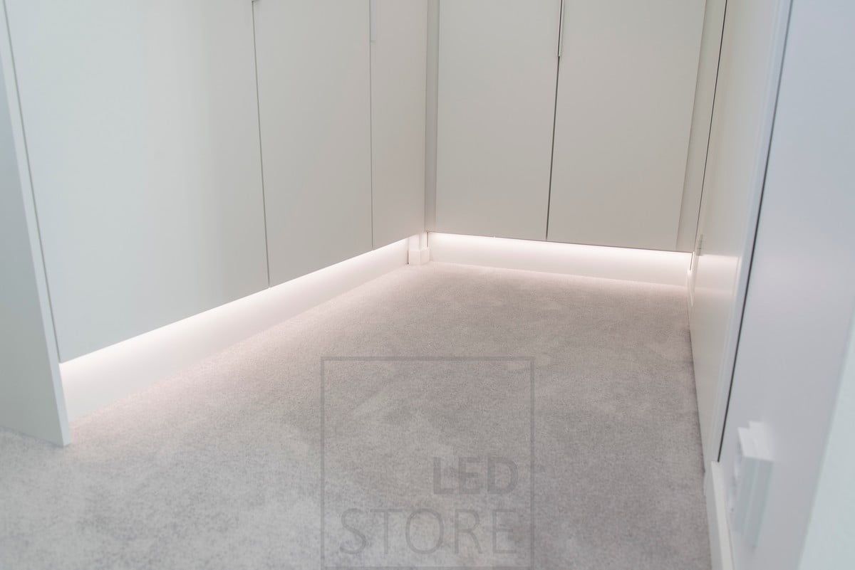 Indirekt belysning av en garderob med ett LED-ljusband på sockeln. Ledstore.fi