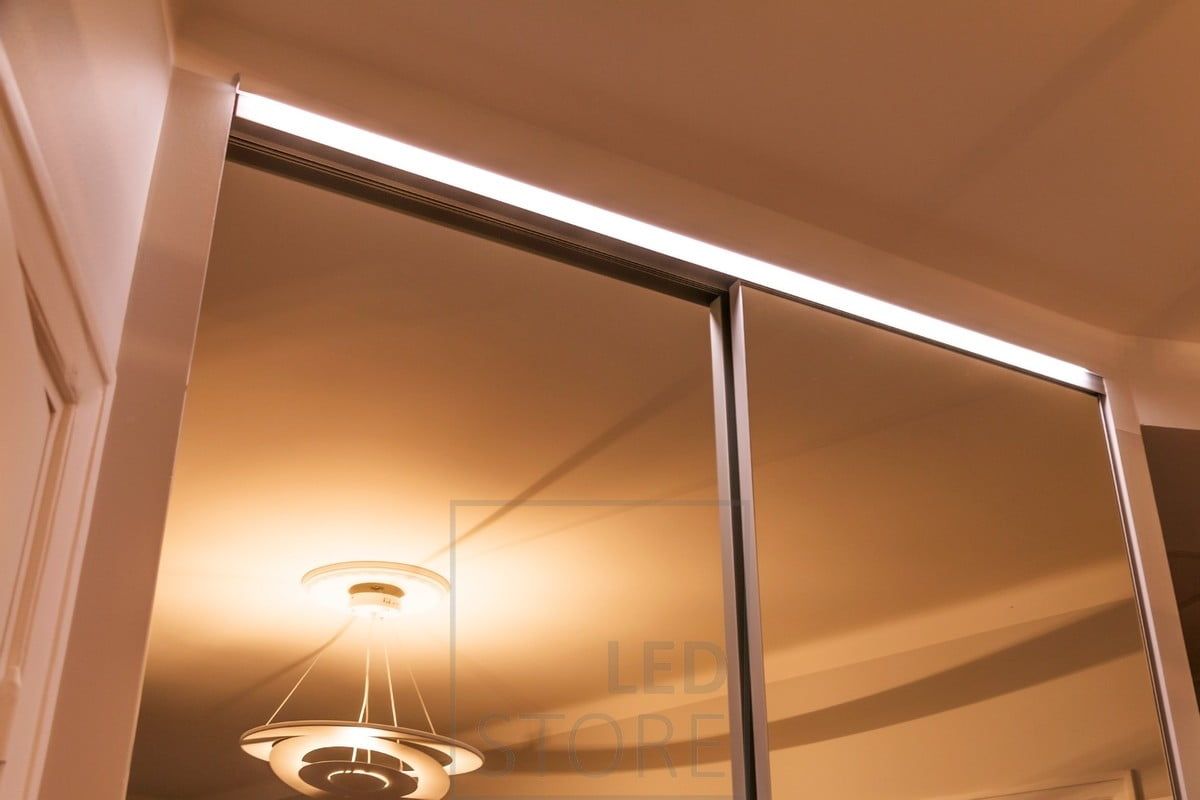 LED-list på garderobslådan, belyser spegeln och garderobens insida med indirekt ljus. Ledstore.fi