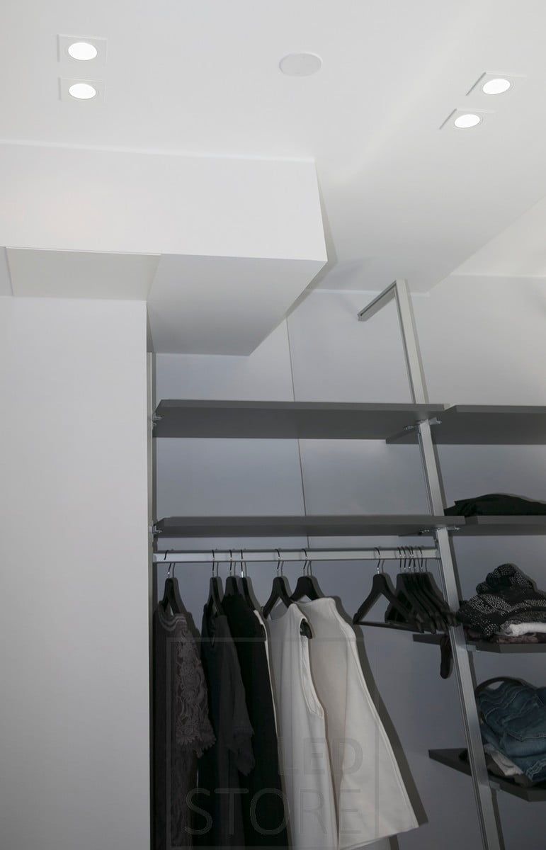 Led CHINESE KANTTI spots i par på garderobstaket. Du hittar fler ledlampor i Ledstores sortiment. Ledstore.fi