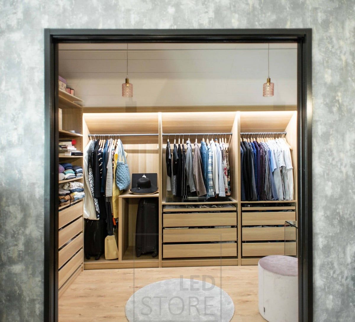 I garderoben, led-lister på garderobens främre lucka, riktade mot insidan av skåpen. Belysningen ökar användarkomforten i garderoben. Ledstore.fi