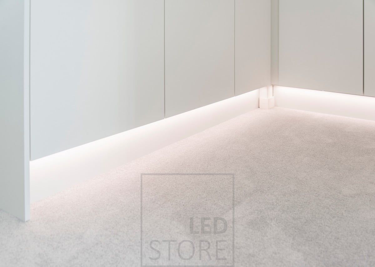 LED-ljusramp i botten av en garderob som ger ett indirekt, stämningsfullt ljus. Ljusets färgtemperatur 4000K Ledstore.fi
