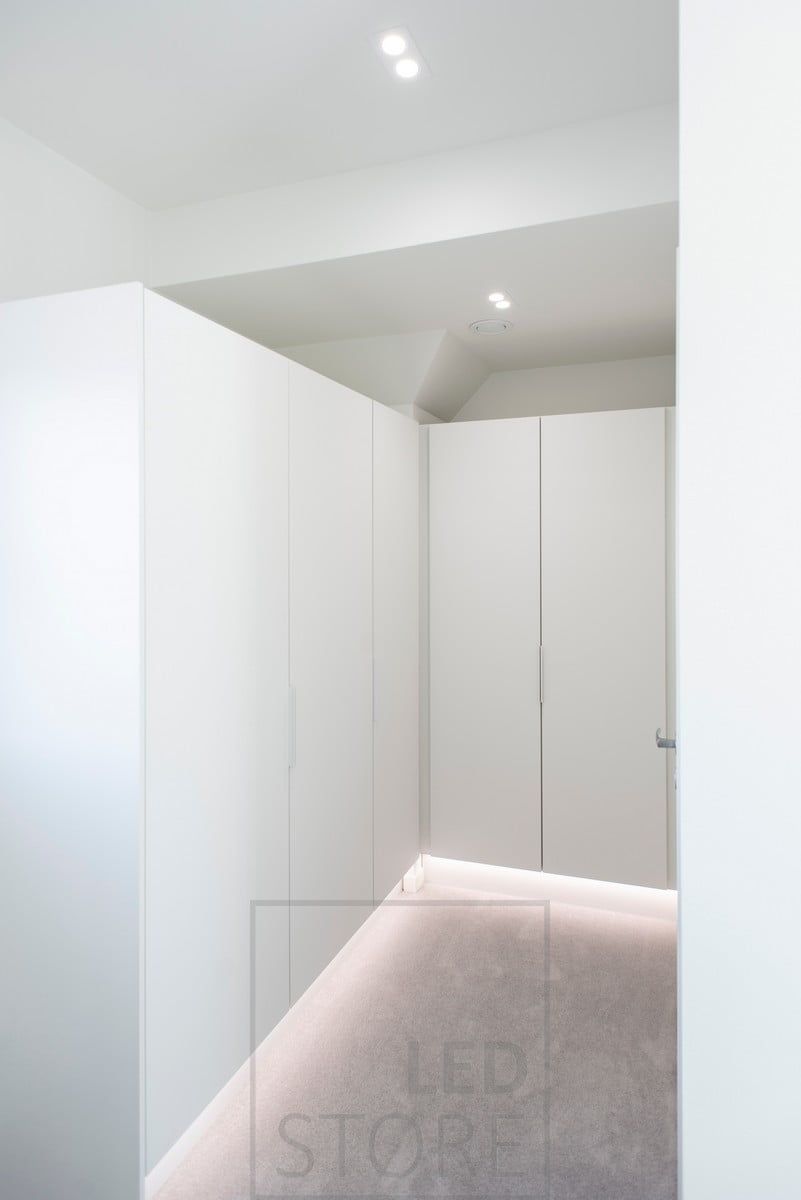 LED-ljusramp i aluminiumprofil på sockel som ger indirekt ljus, TUPLA KANTTI downlights i taket. Ledstore.fi