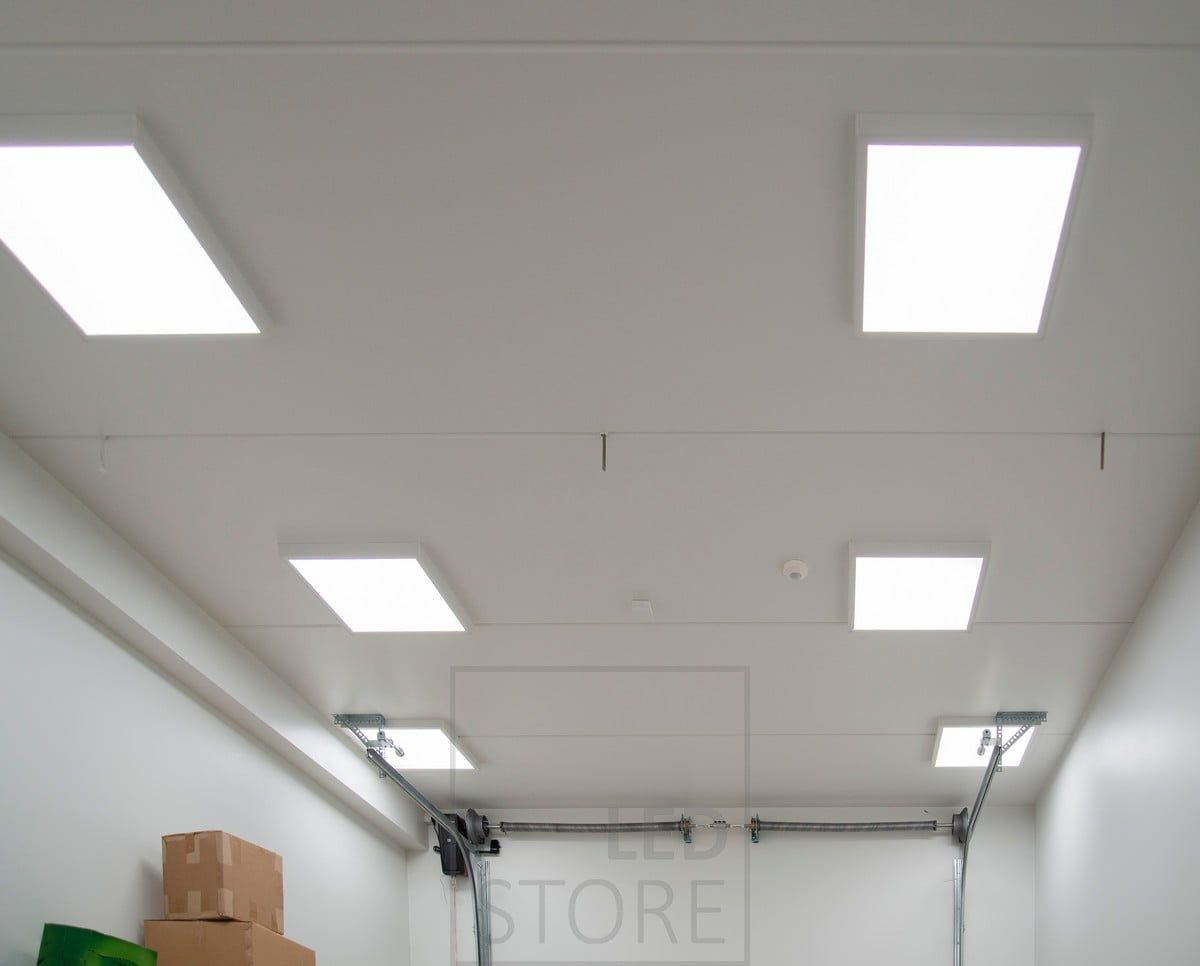 60cmx60cm paneler i taket ger effektivt allmänljus till lagerlokalen. Ledstore.fi