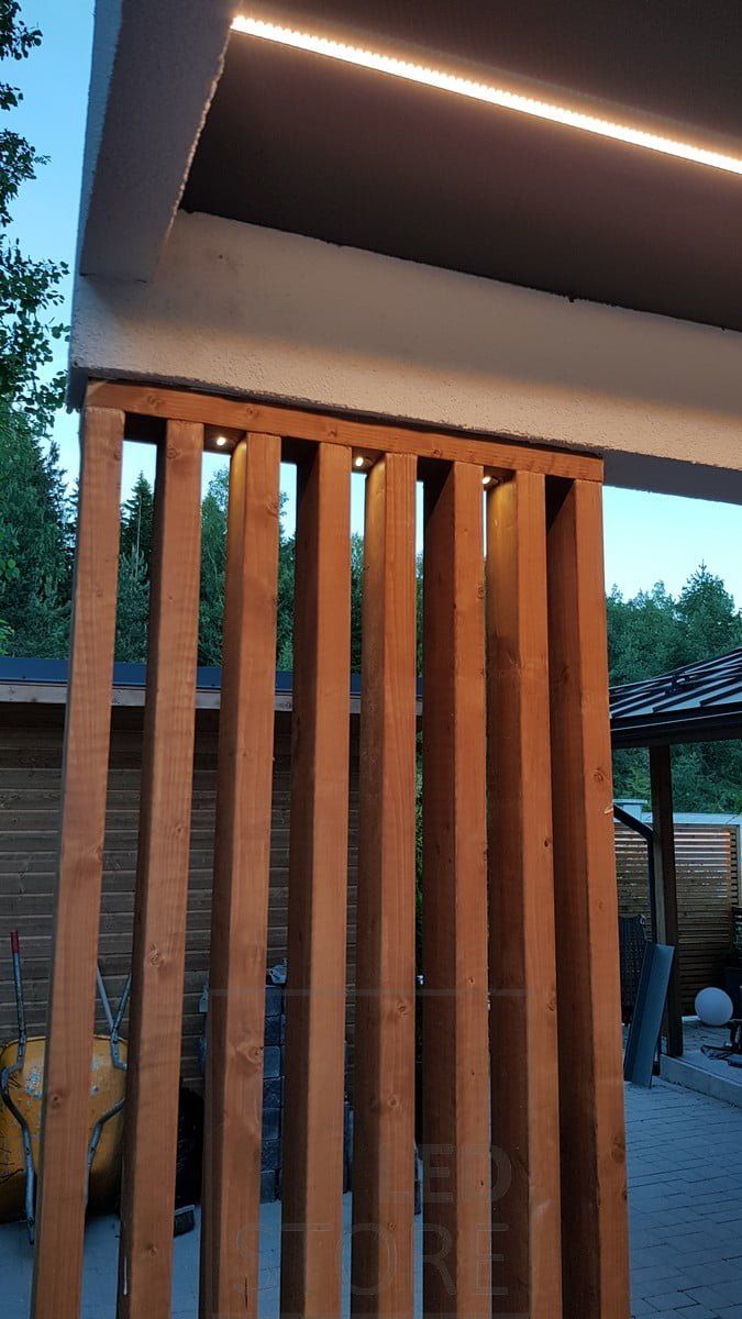 I carporten, spotlights mellan listerna som stämningsbelysning, i taket, ledlister i en smal ytprofil. Ledstore.fi
