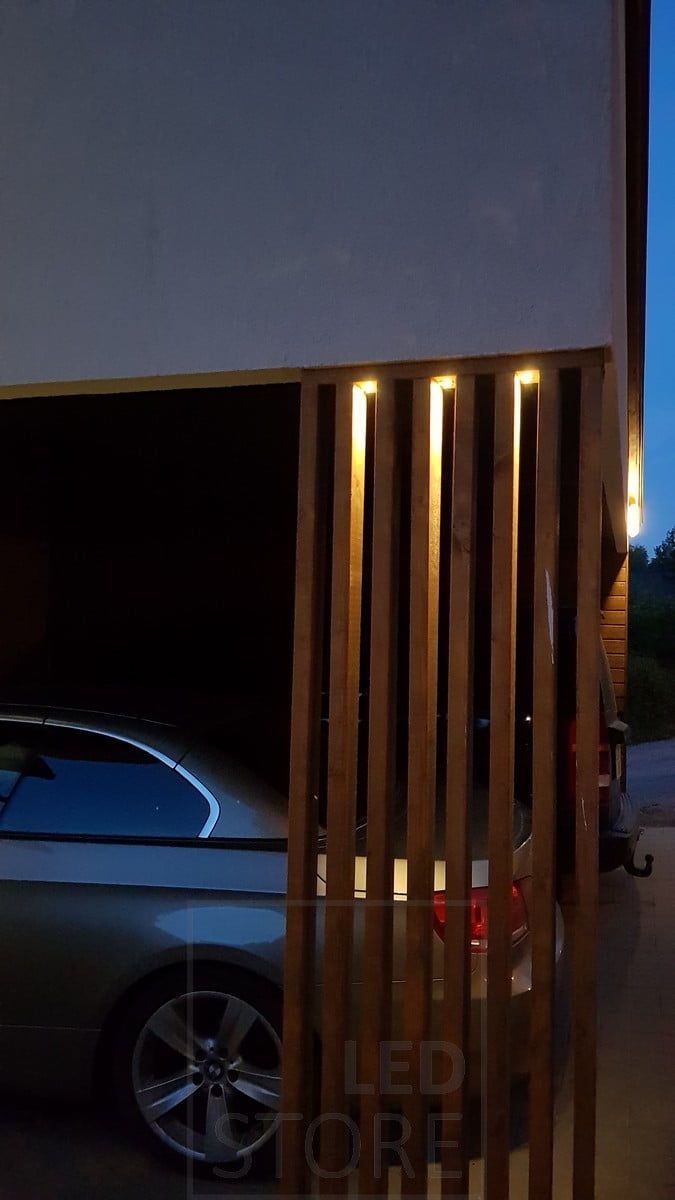 1 watt strålkastare som lyser upp mellan taklisterna och framhäver en detalj på sidan av carporten. Ledstore.fi
